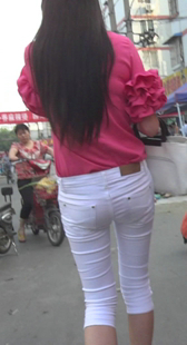 市场长腿包臀白裤少妇