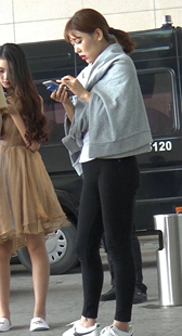 街拍打底裤紧臀少女玩手机