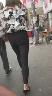 紧身宽臀黑裤少妇