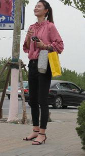 高跟长腿长发靓丽少妇