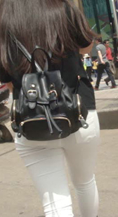 屁股太大用包挡住