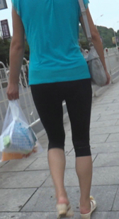 黑色打底裤上楼梯