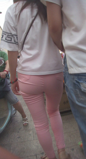 街拍粉裤紧身小妹