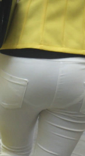 街拍超紧白裤清晰内痕