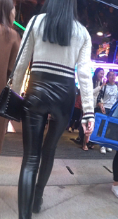 包臀皮裤翘臀小美女