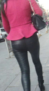 紧身黑色皮裤少妇