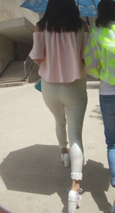 高跟紧身白裤小妹