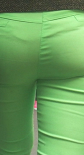 超紧绿色布裤少妇