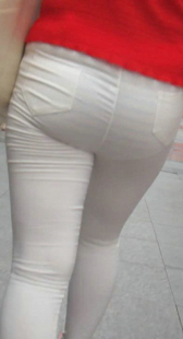 性感圆臀白紧裤少妇