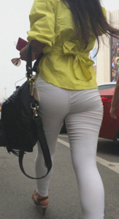 街拍成熟少妇紧身白裤