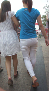 商场性感白裤小妹