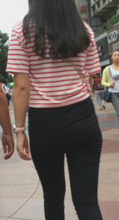 黑紧打底裤少妇