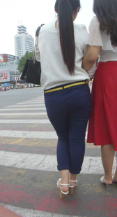 小少妇走路夹得紧