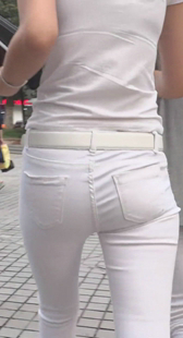 高挑长腿白裤少妇