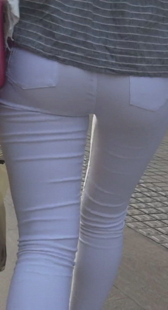 宽臀白裤紧身少妇