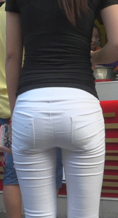 翘臀白裤小妹身材好