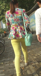 性感黄裤少妇内痕紧