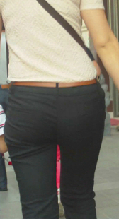 街拍黑色紧裤少妇