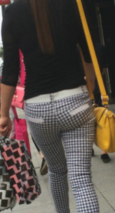 街拍格子布裤少妇