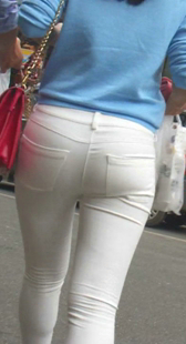 紧身白裤圆臀小少妇