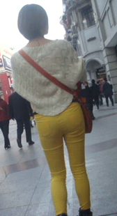 街拍包臀黄裤少妇