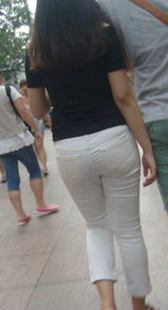 街拍白紧包臀小少妇