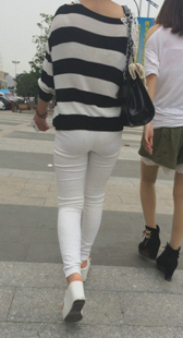 街拍紧身白布夹得紧