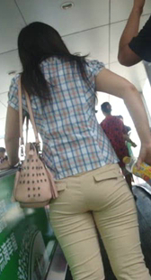 包臀布裤上电梯