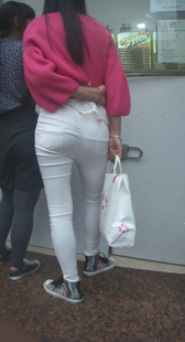 小妹的屁股都勒成这样