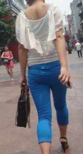 街拍蓝裤少妇视频