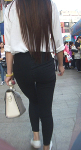 靓丽少妇上电梯屁股大