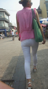 高跟白紧裤少女