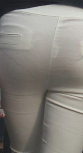 街拍包臀白紧裤内痕明显