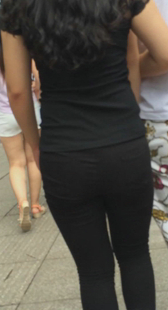 紧身黑裤小妹身材好