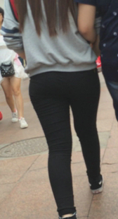 街拍黑紧包臀少女