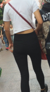 长腿打底少妇还露腰