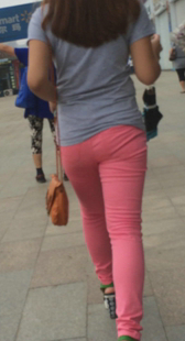 包臀紧身红裤小少妇