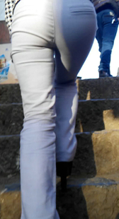 长腿紧身布裤上楼梯