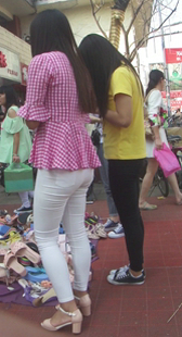 街拍超紧白裤大屁股内痕明显