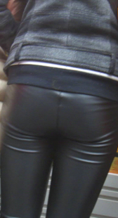 性感紧身皮裤小少妇