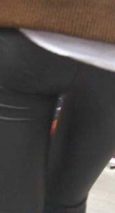 街拍超紧皮裤少妇开发多