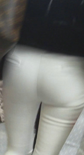 白裤小少妇圆紧翘