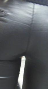 细腰宽臀皮裤少妇