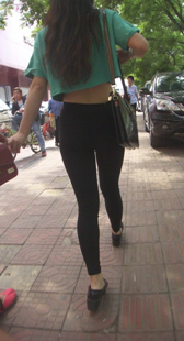 露腰黑紧大屁股小妹