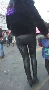 圆臀紧身皮裤小少妇