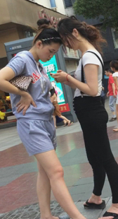 街拍布裤热裤两小妹