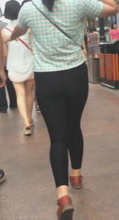 街拍圆臀打底裤小妹