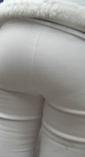 性感白裤圆臀小妹