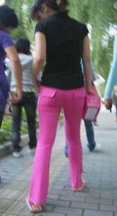 公园包臀粉裤小少妇