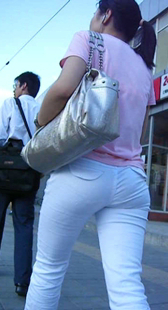 街拍大屁股白裤紧内痕